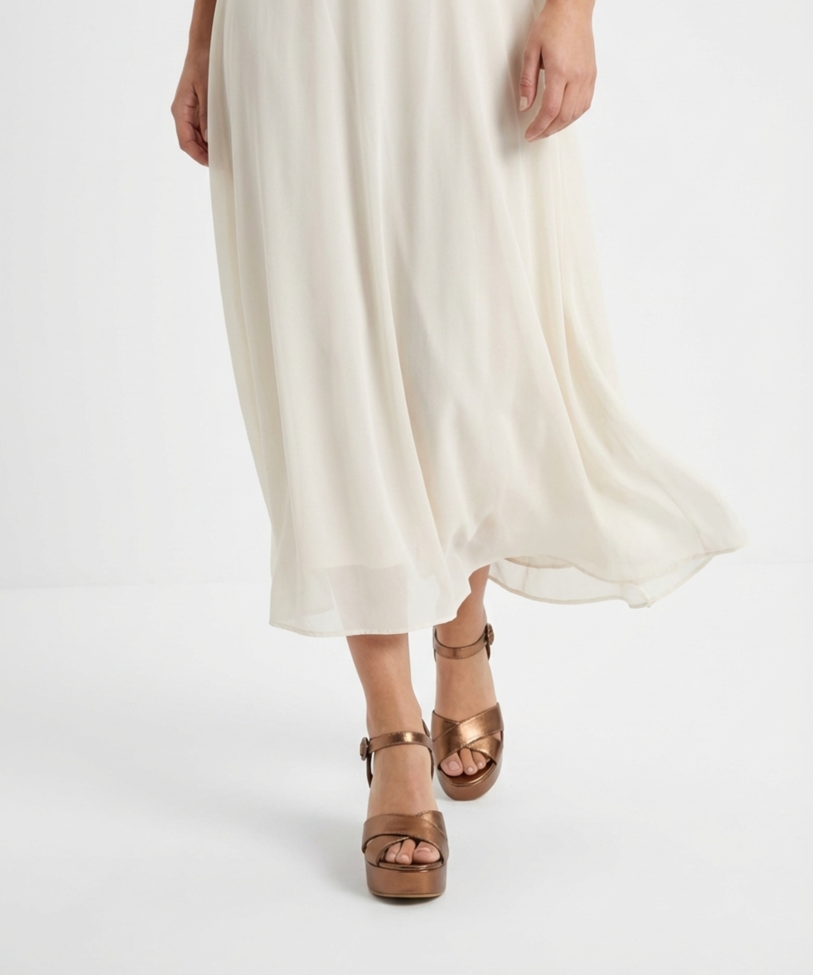 Sandalia tac&oacute;n tiras cruzadas image number null